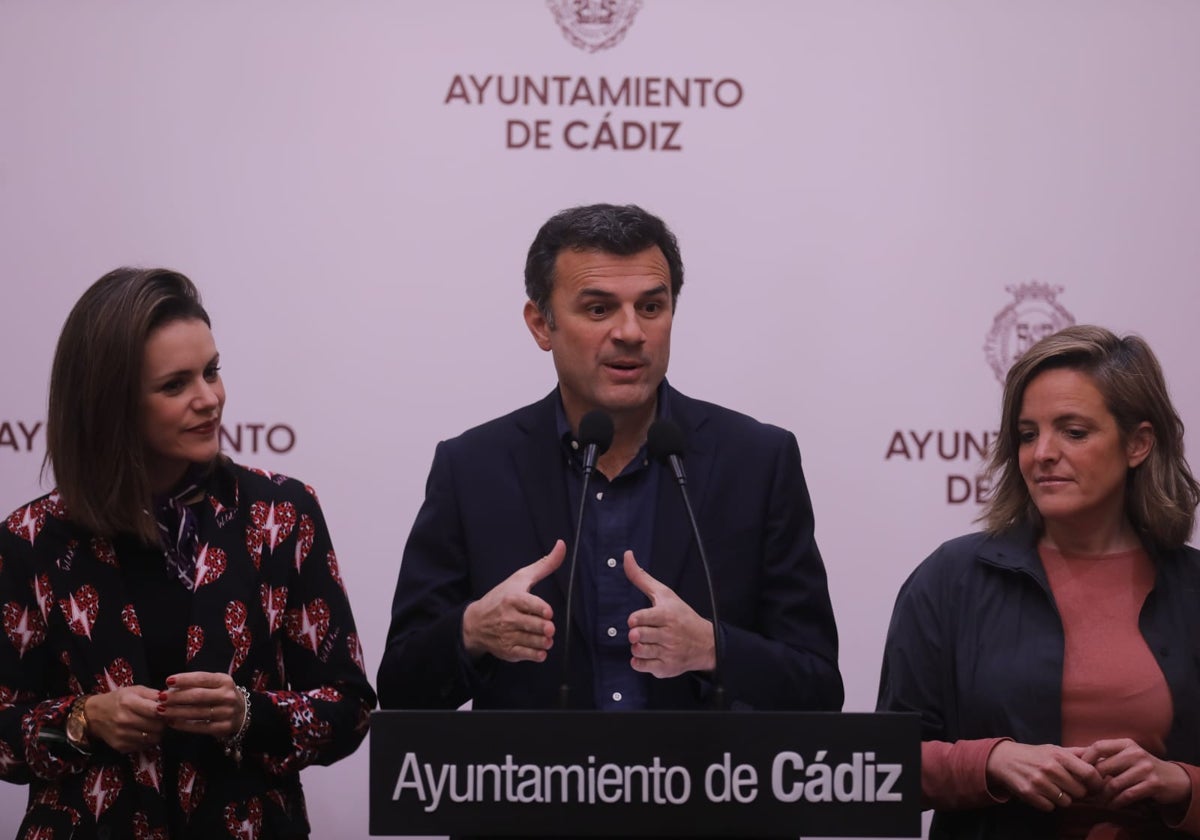 El alcalde, junto a las tenientes de alcalde Beatriz Gandullo y Maite González.