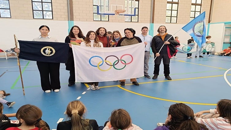 El colegio Gadir recibe la bandera olímpica de manos del Tierno Galván