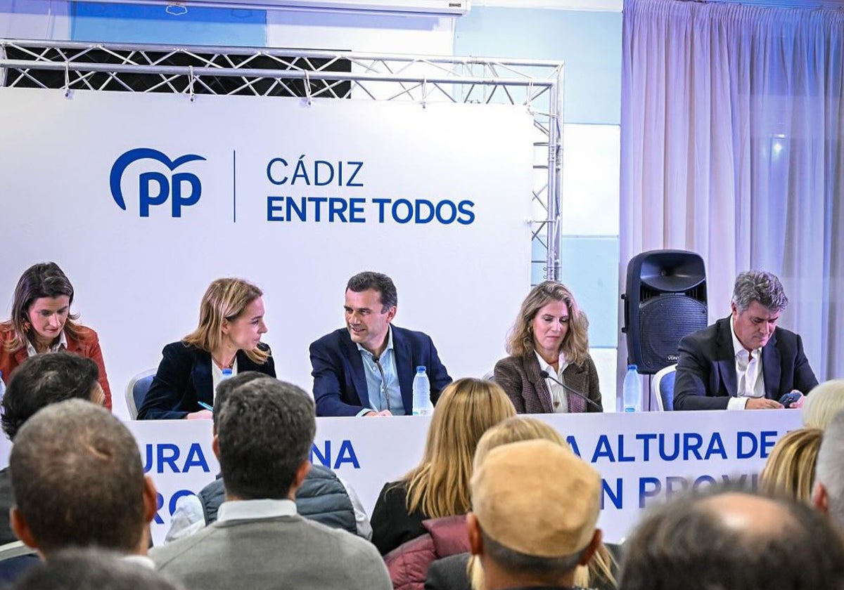 La cúpula del PP provincial en el último encuentro celebrado en Sanlúcar.