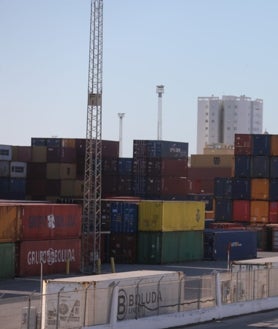 Imagen secundaria 2 - Vista panorámica del polígono de La Cabezuela, en la orilla de Puerto Real, y terminal de contenedores, en el Muelle Reina Sofía, de Cádiz