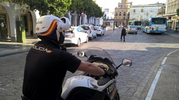 Roba doce motos de cross en Jerez y emprende una peligrosa huida por la autovía Cádiz-Sevilla