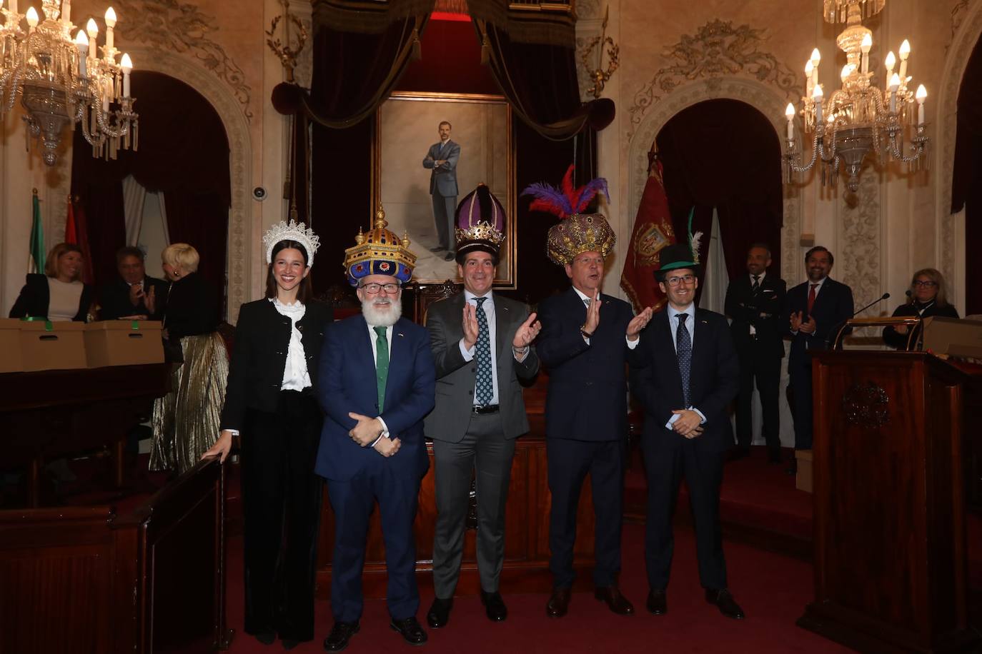 Fotos: entrega de las coronas a los Reyes Magos del año 2025