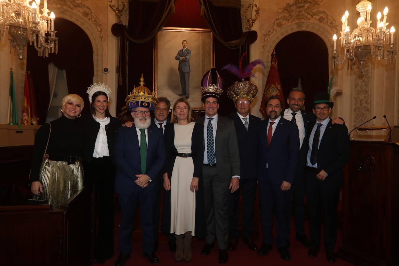 Fotos: entrega de las coronas a los Reyes Magos del año 2025