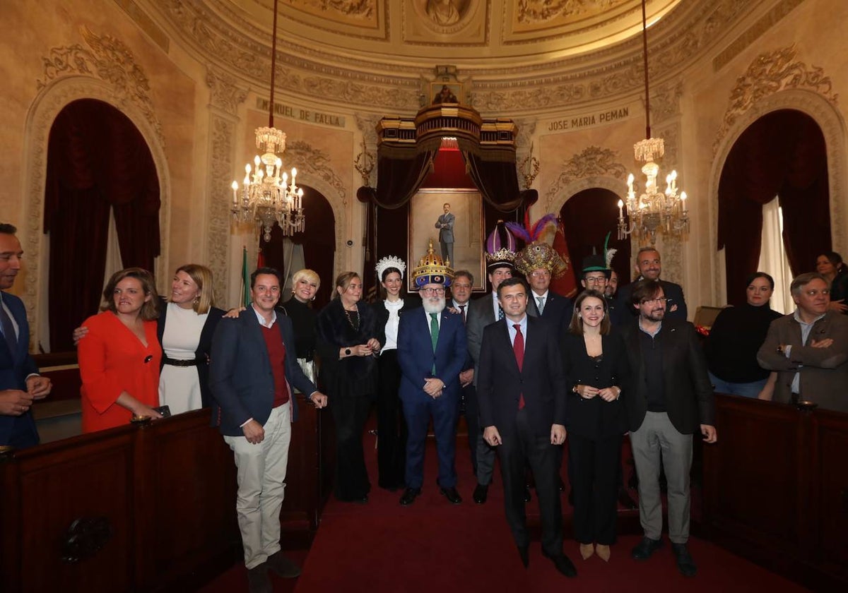 Fotos: entrega de las coronas a los Reyes Magos del año 2025