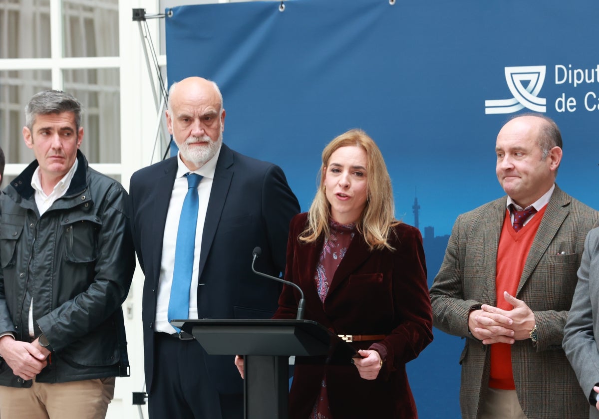 La presidenta de la Diputación, Almudena Martínez, este martes junto a su equipo de gobierno en la sede provincial.