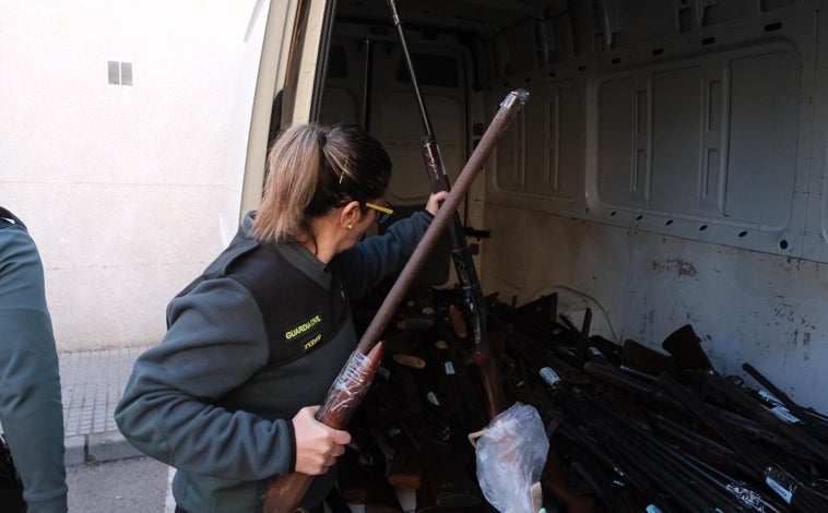 Imagen principal - Vídeo: Hasta 1.500 armas intervenidas en un año por la Guardia Civil de Cádiz... 400 de ellas camino ya a la chatarra