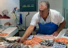 La Navidad en los mercados de Cádiz: marisco y jamón, los productos estrella: «El precio sube a última hora»