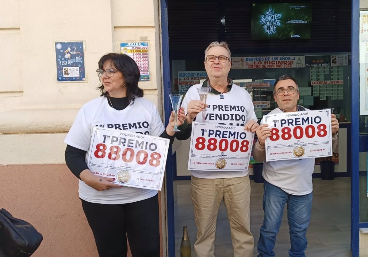 Los loteros de la administración El Paraíso de Jerez con el cartel del Gordo de Navidad del pasado año