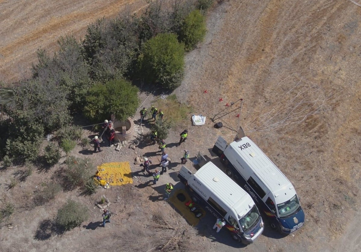 Agentes de la Policía Nacional en el pozo de la zona rural de Jerez donde se localizó a una mujer sin vida en agosto de 2023