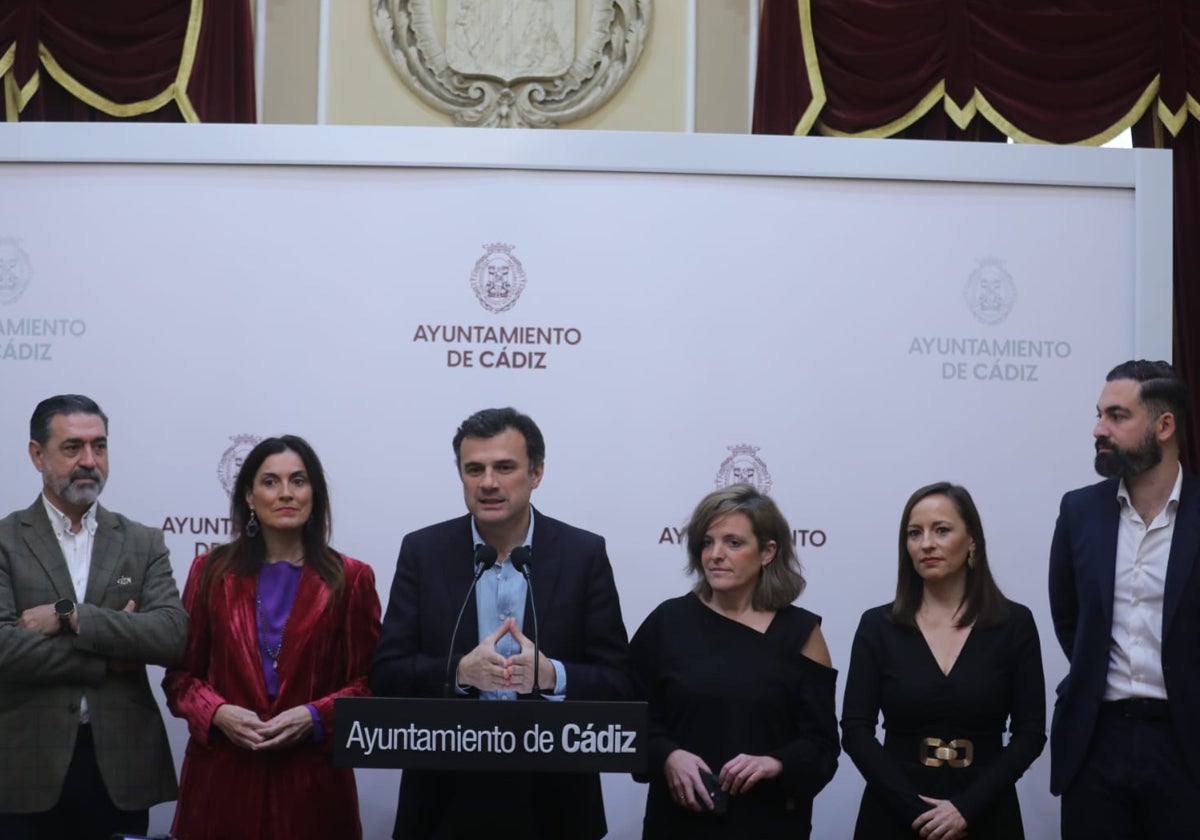 Bruno García, junto a varios de sus ediles, este viernes ofreciendo una rueda de prensa.