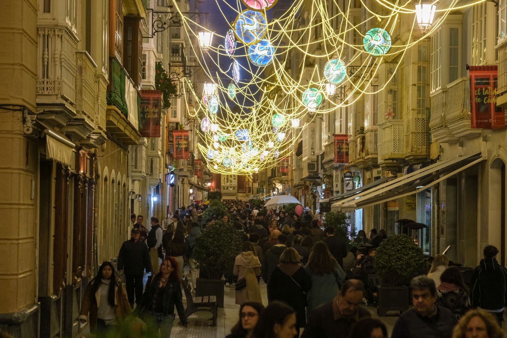 Cádiz, así brilla en Navidad: un paseo por sus calles, sus plazas y sus belenes