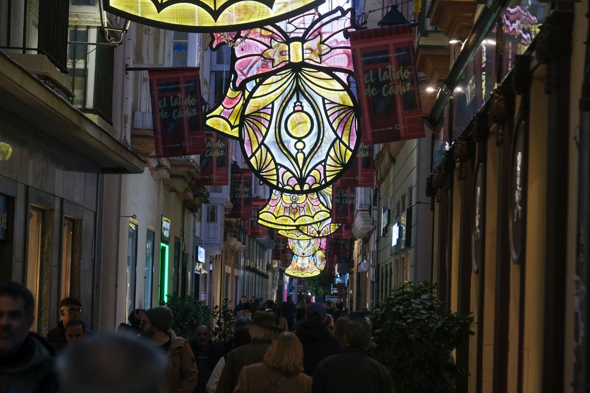 Cádiz, así brilla en Navidad: un paseo por sus calles, sus plazas y sus belenes