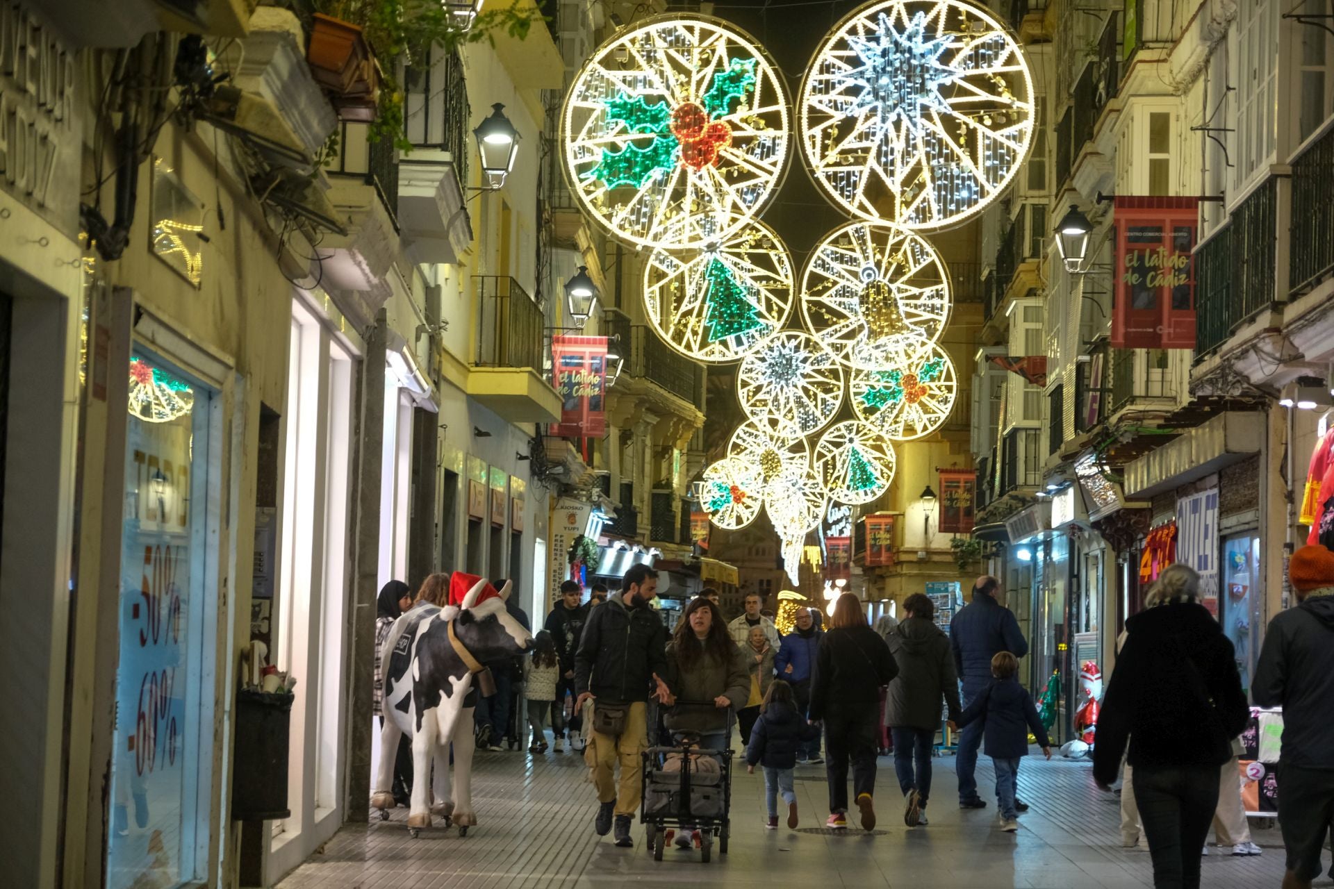 Cádiz, así brilla en Navidad: un paseo por sus calles, sus plazas y sus belenes