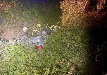 Rescate de un vehículo que había caído a un arroyo en la Sierra de Cádiz