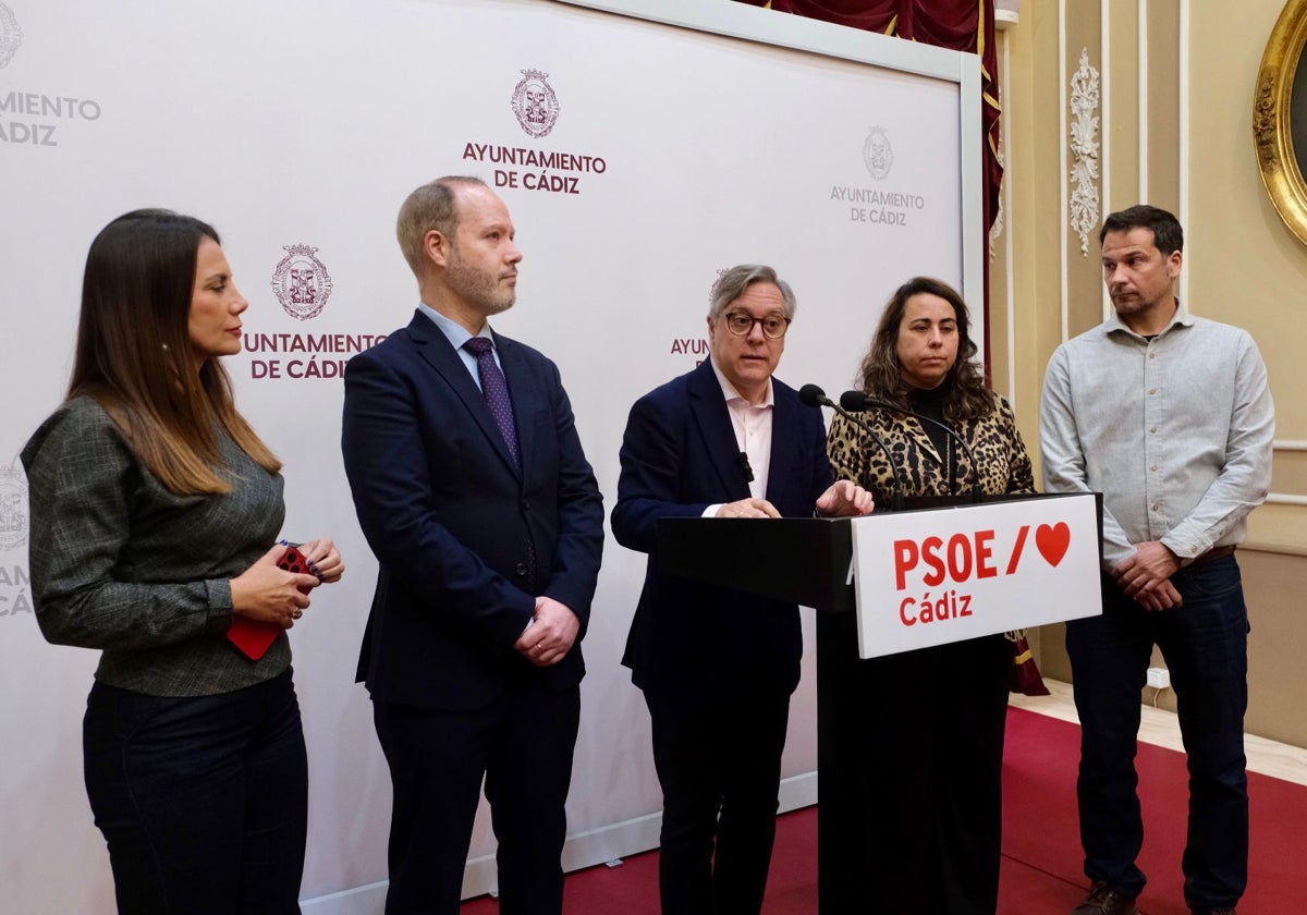 El portavoz del PSOE de Cádiz, Óscar Torres, junto a cuatro de sus ediles.