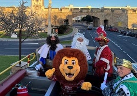 Los Reyes Magos de San Felipe Neri recorren Cádiz repartiendo ilusión