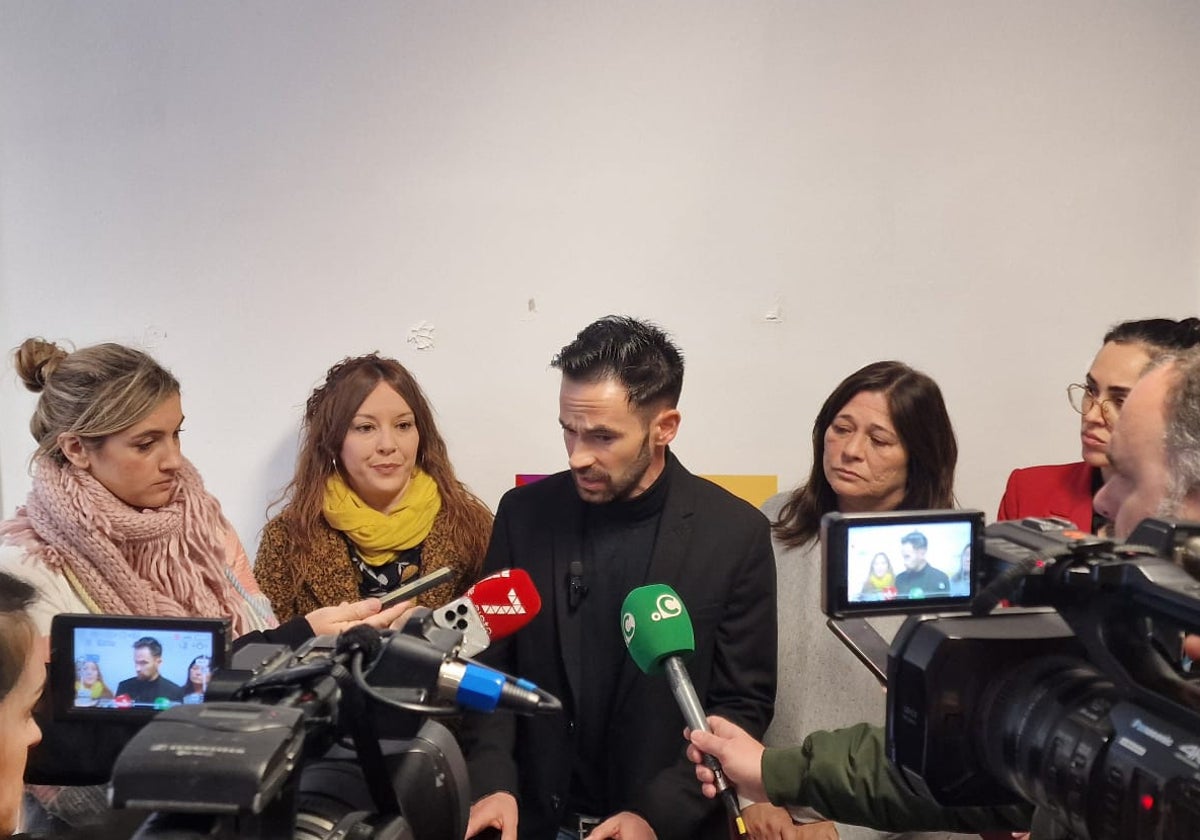 El portavoz de Adelante Izquierda Gaditana, David de la Cruz, junto a ediles de su grupo municipal en rueda de prensa este jueves.