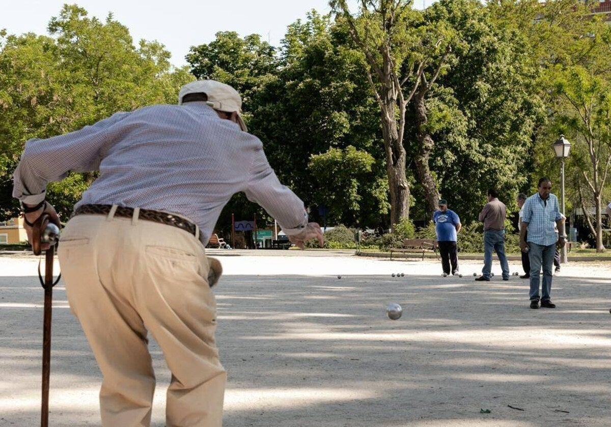 Jubilados jugando a la petanca