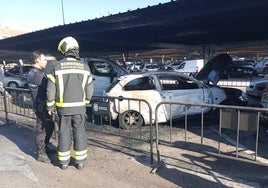 Dos coches quedan totalmente calcinados en un incendio el parking del centro comercial Bahía Sur de San Fernando