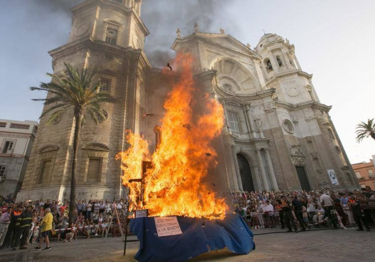 Quema de un juanillo en la plaza de la Catedral de Cádiz.