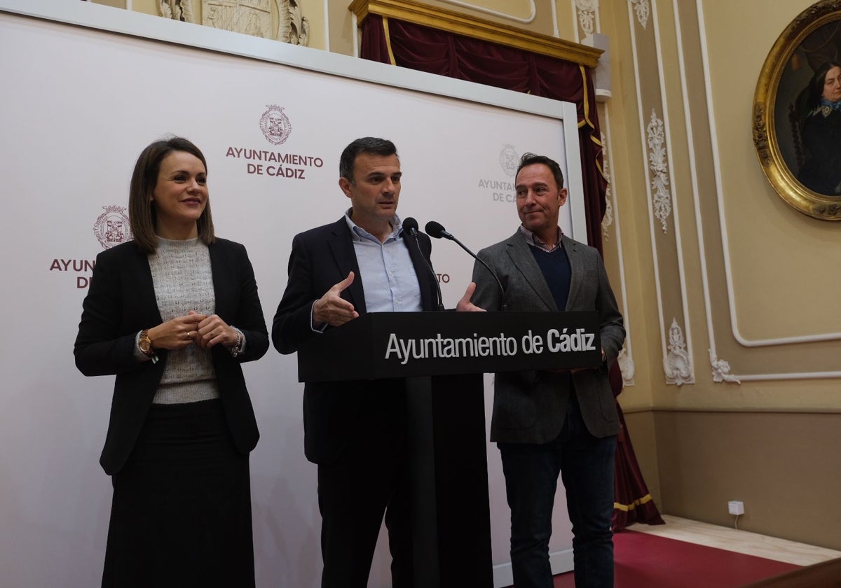 El alcalde de Cádiz, este viernes junto a los tenientes de alcalde Beatriz Gandullo y José Manuel Cossi.