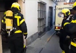 Incendio en el garaje de una casa de Algeciras: una mujer es trasladada al hospital