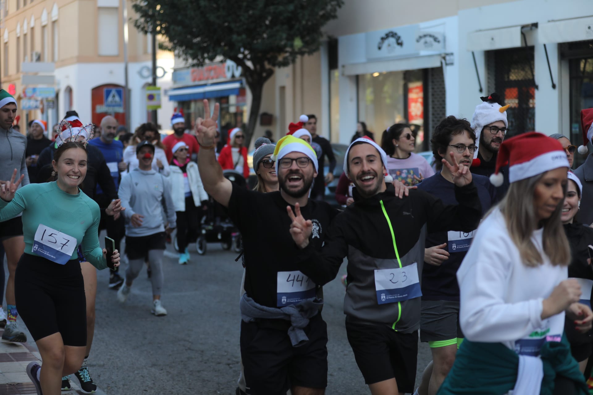 Fotos: El Puerto se entrega a su II San Silvestre