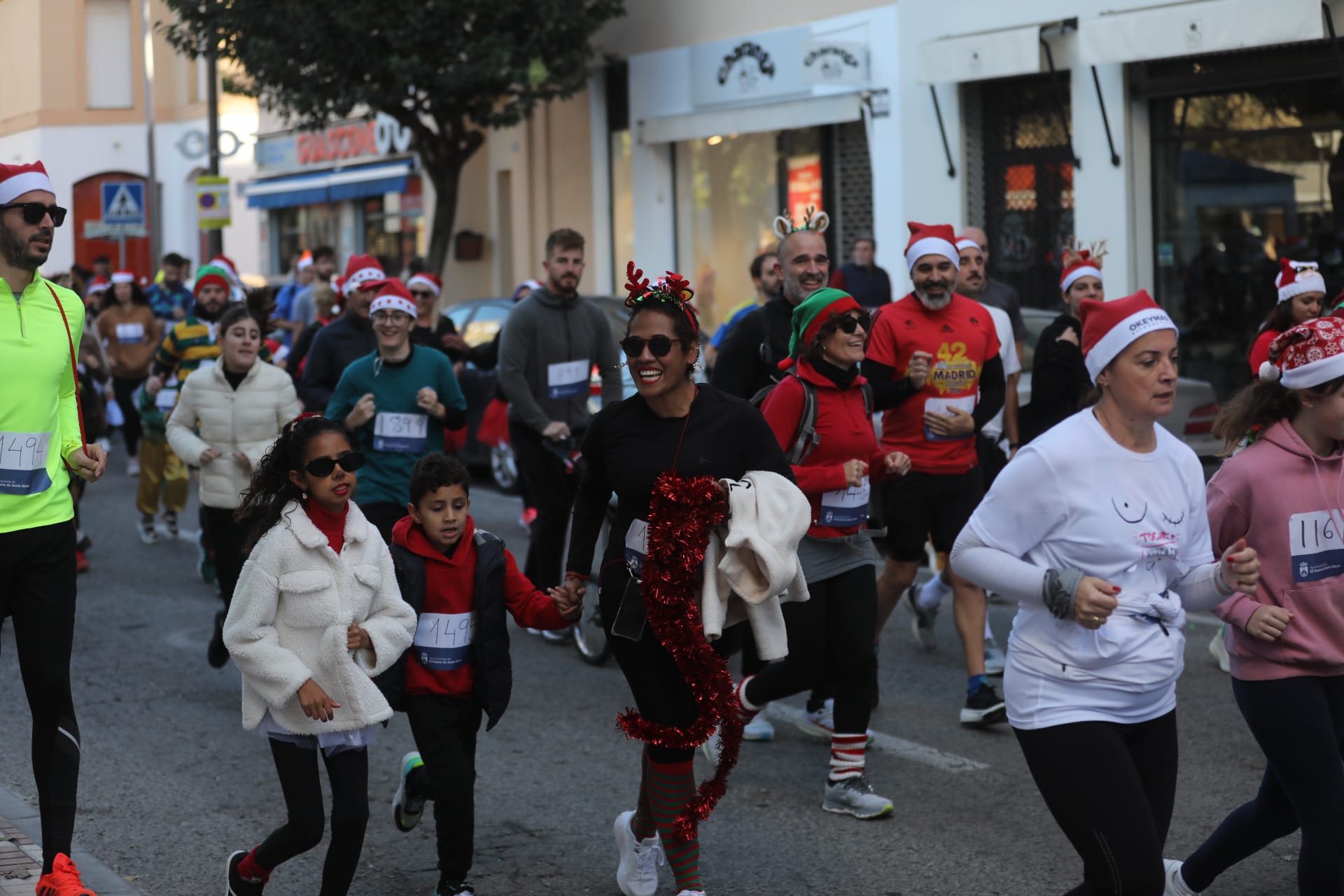 Fotos: El Puerto se entrega a su II San Silvestre