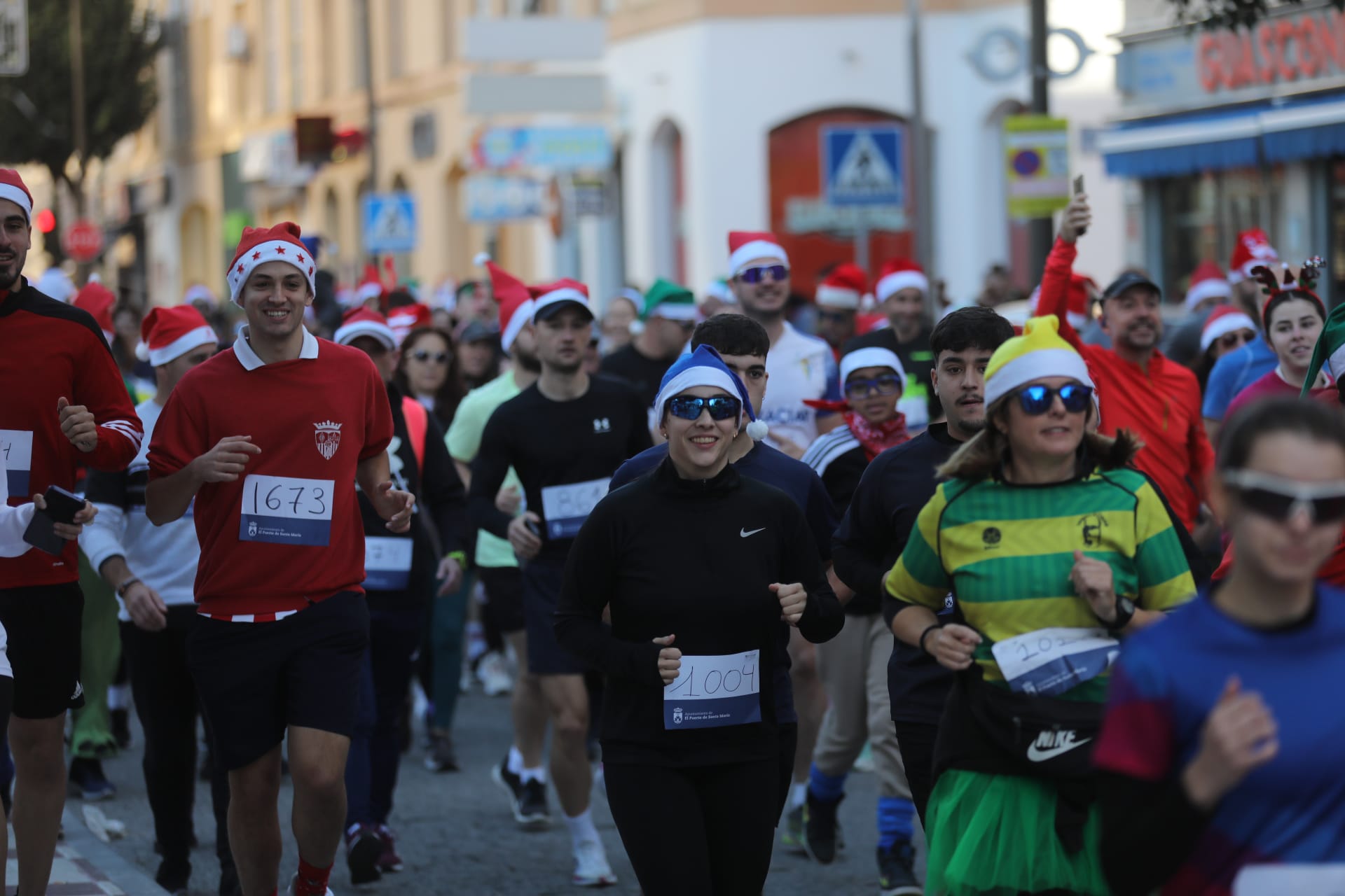 Fotos: El Puerto se entrega a su II San Silvestre