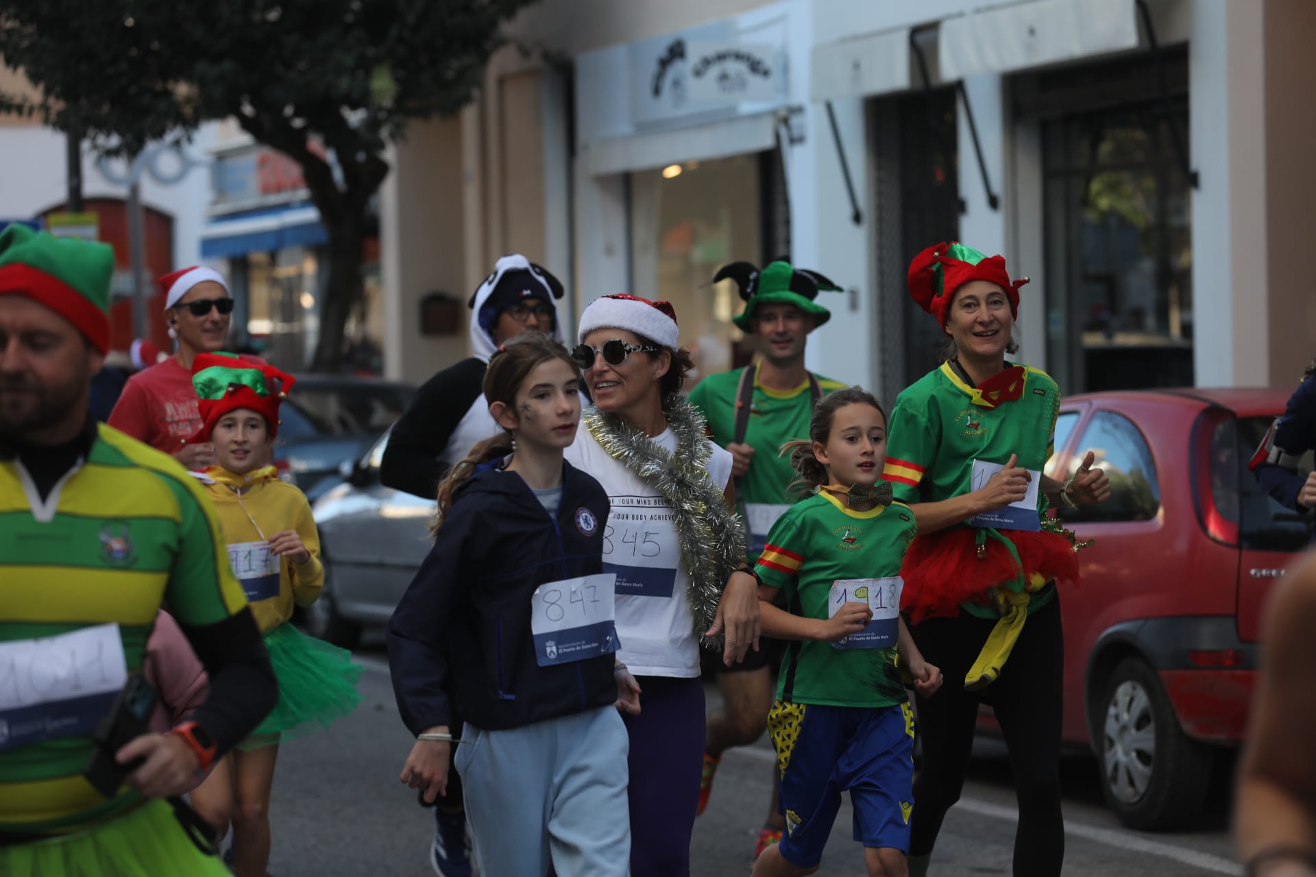 Fotos: El Puerto se entrega a su II San Silvestre