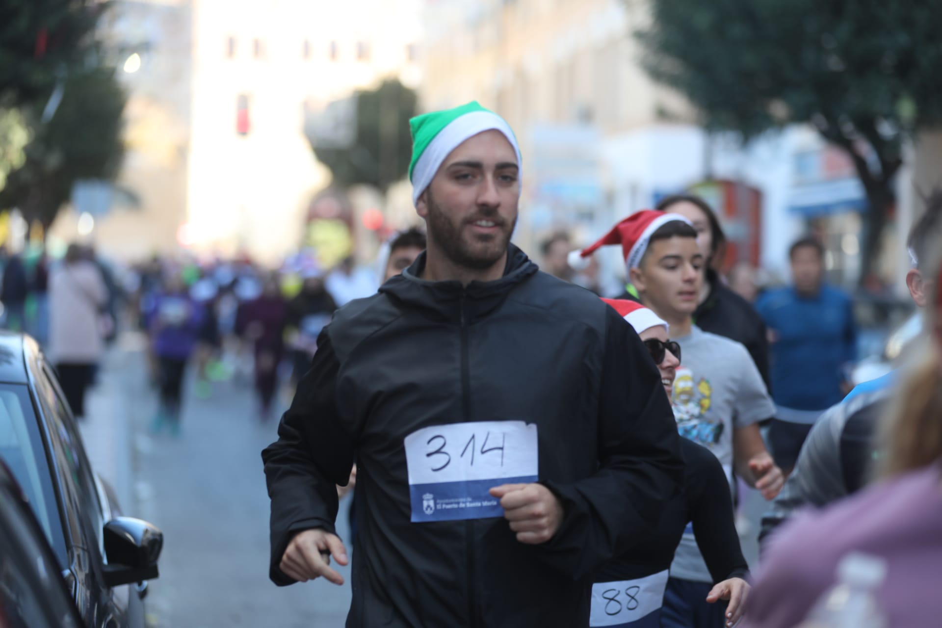 Fotos: El Puerto se entrega a su II San Silvestre