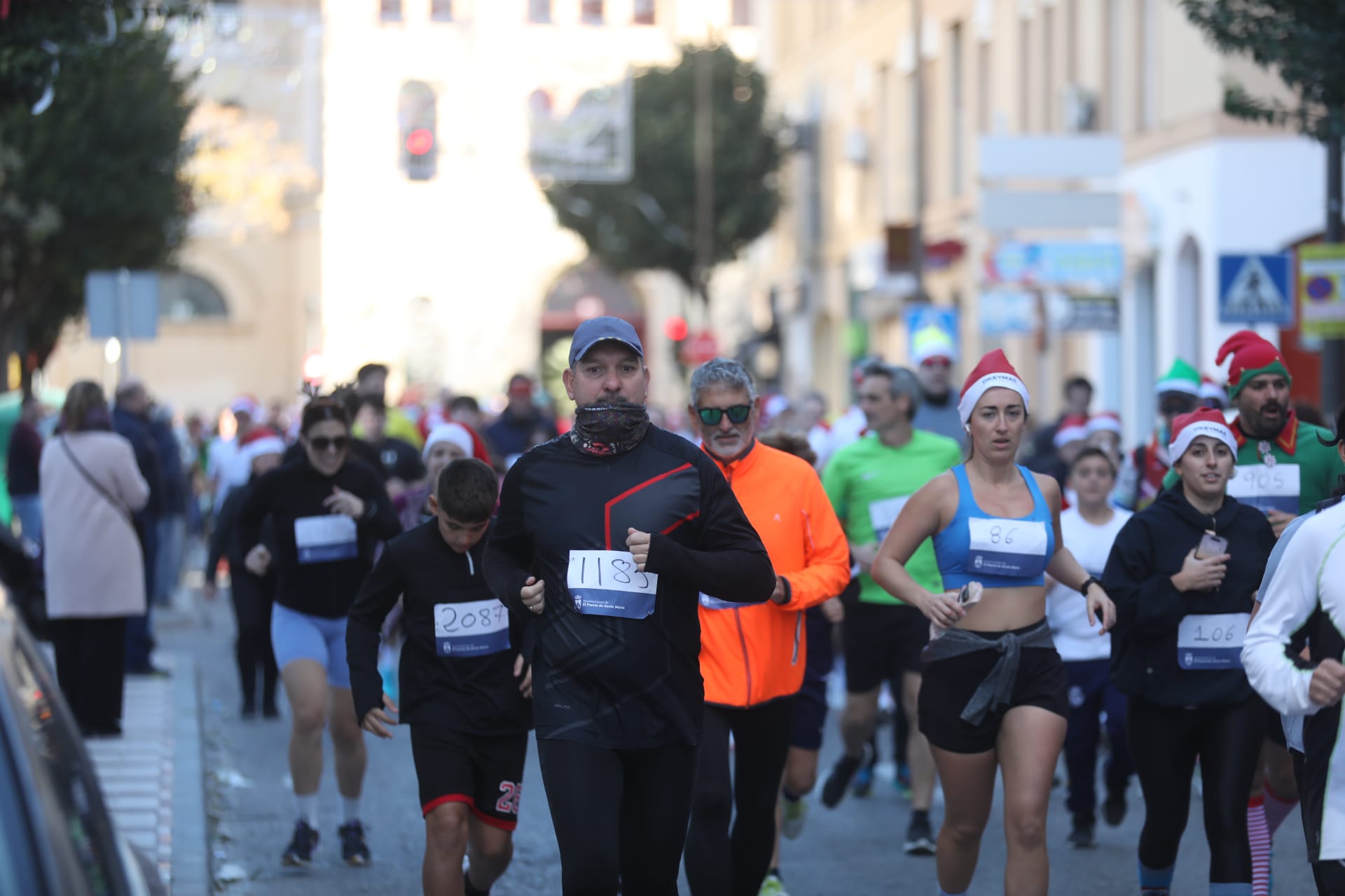 Fotos: El Puerto se entrega a su II San Silvestre