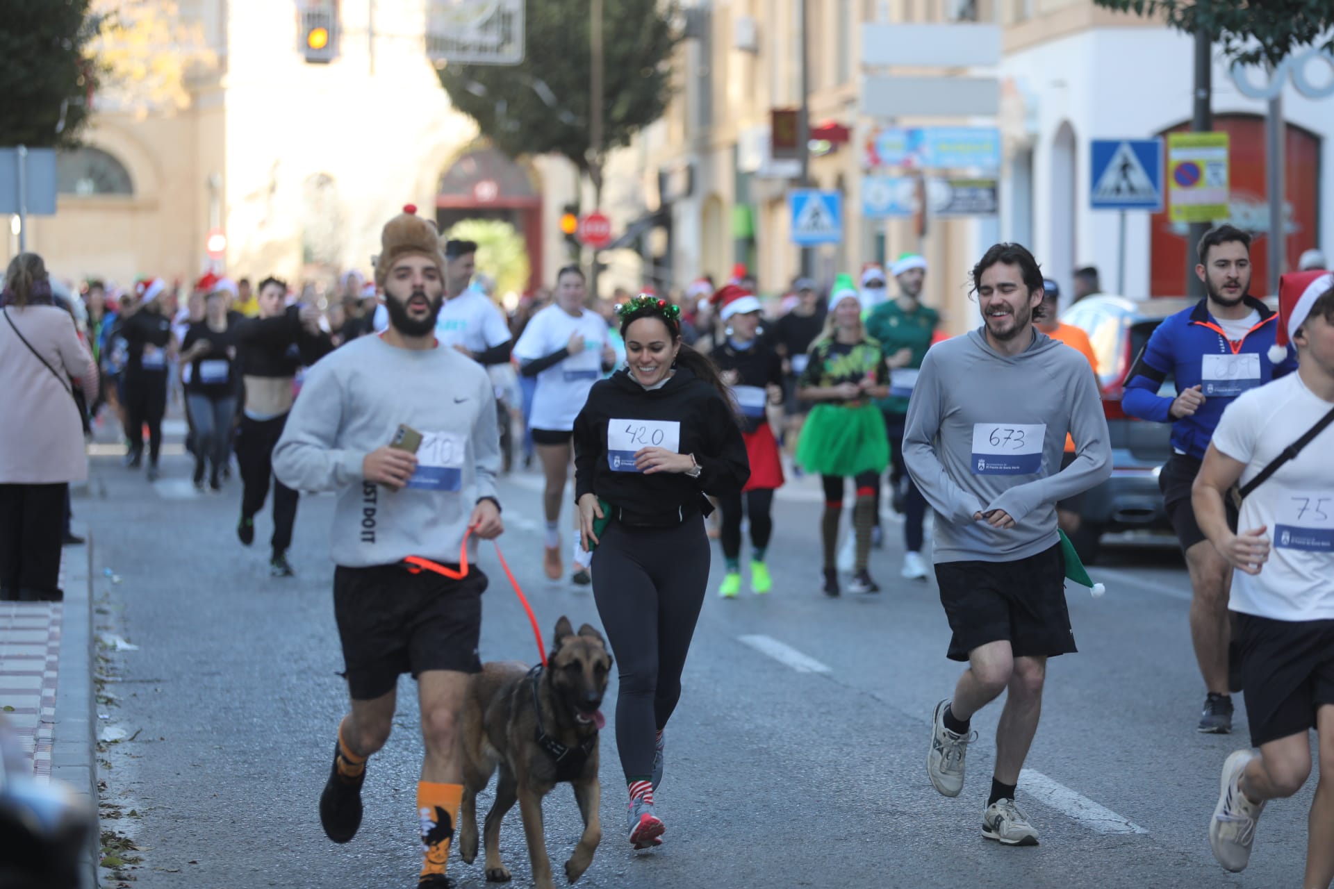 Fotos: El Puerto se entrega a su II San Silvestre