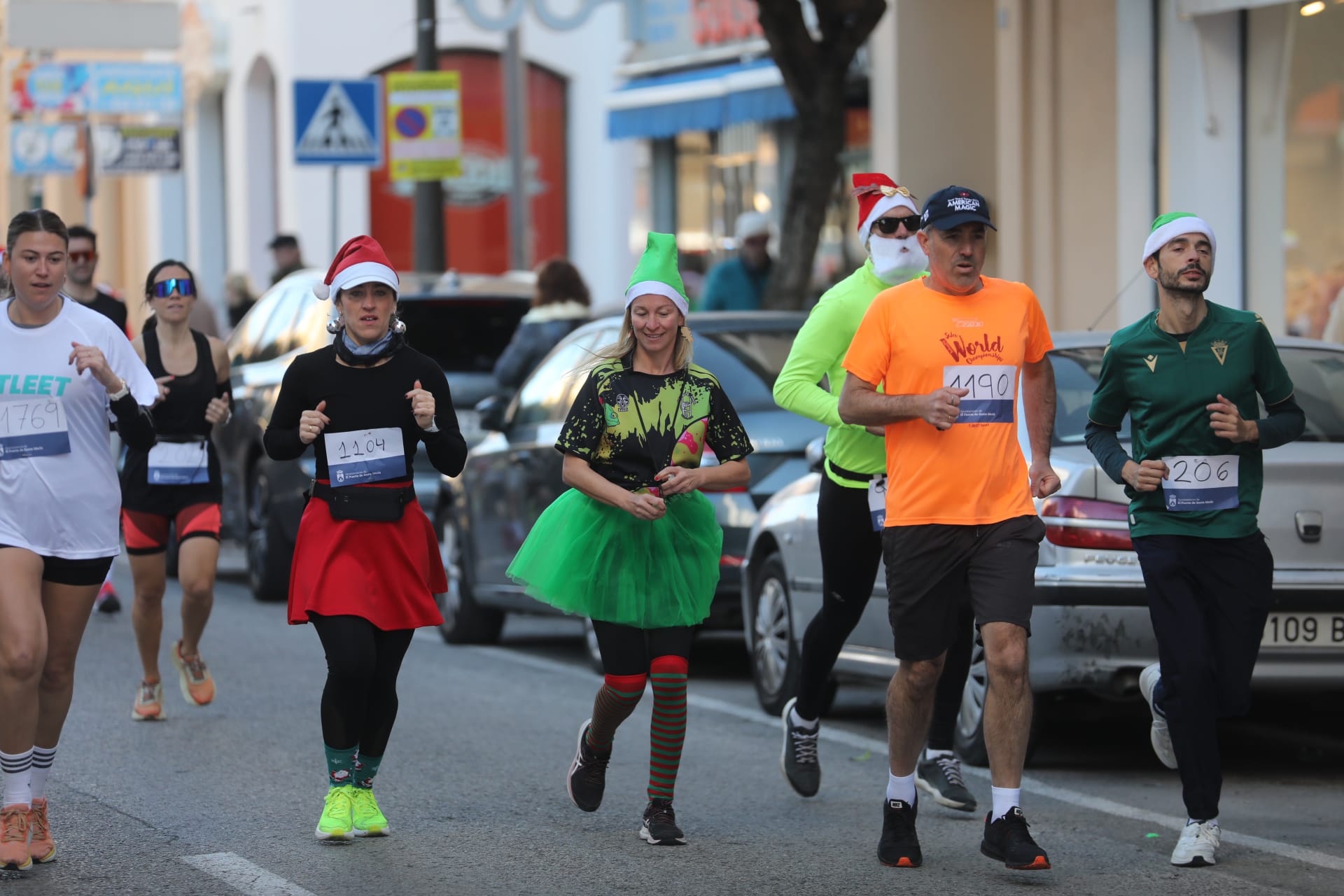 Fotos: El Puerto se entrega a su II San Silvestre