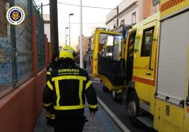 Sale ardiendo una nave industrial en la calle Algodonales de Cádiz en plena Nochevieja