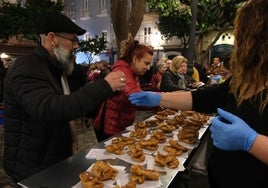 Pestiñada en Cádiz: la fusión entre Carnaval, Navidad y el mundo cofrade