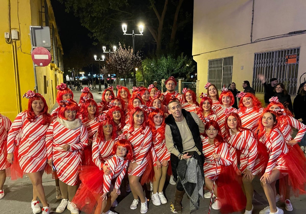 David Calleja posa con un grupo de personas tras la celebración de la Cabalgata de Reyes Magos de 2024