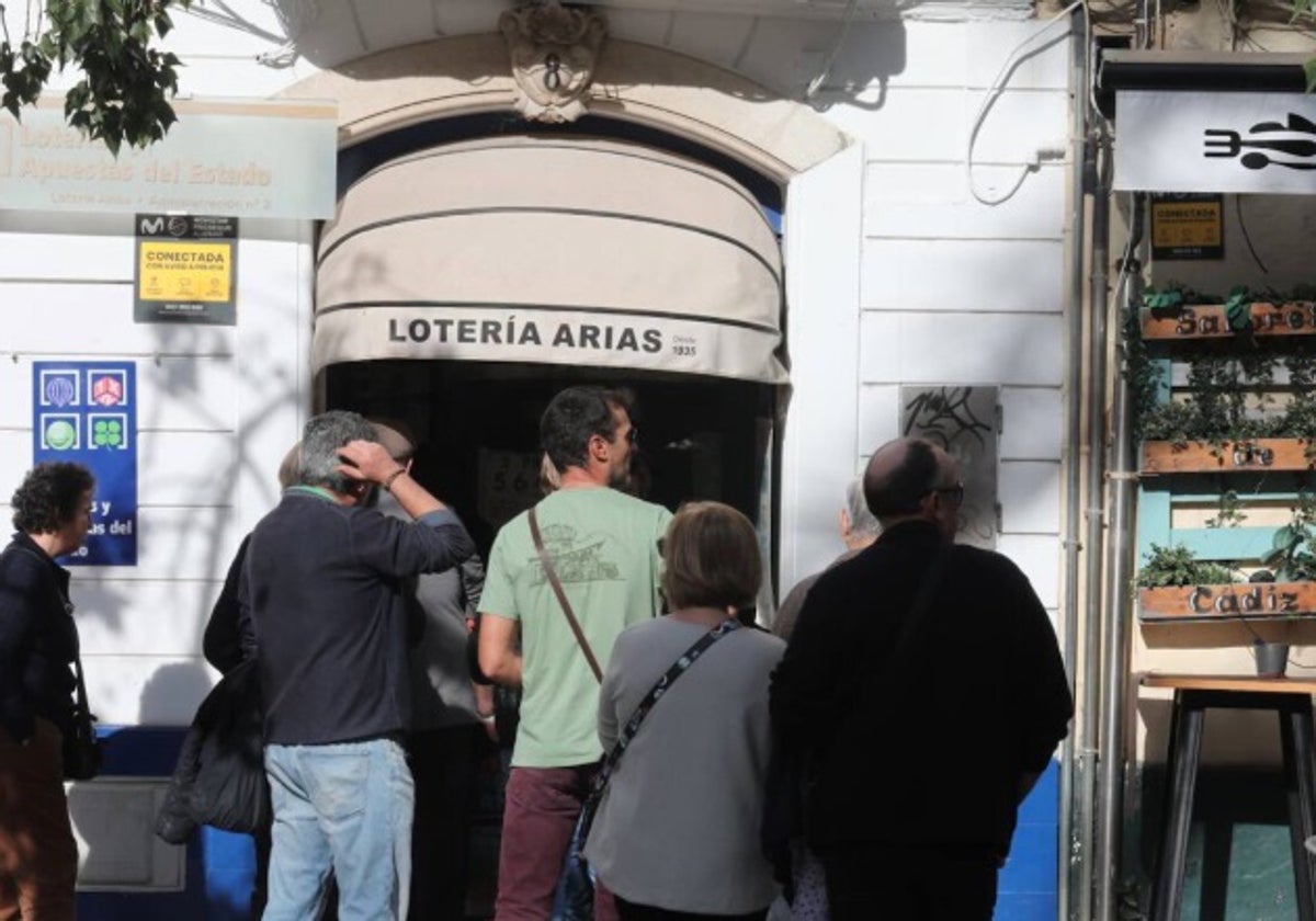 Imagen de archivo de una administración de loterías en Cádiz.