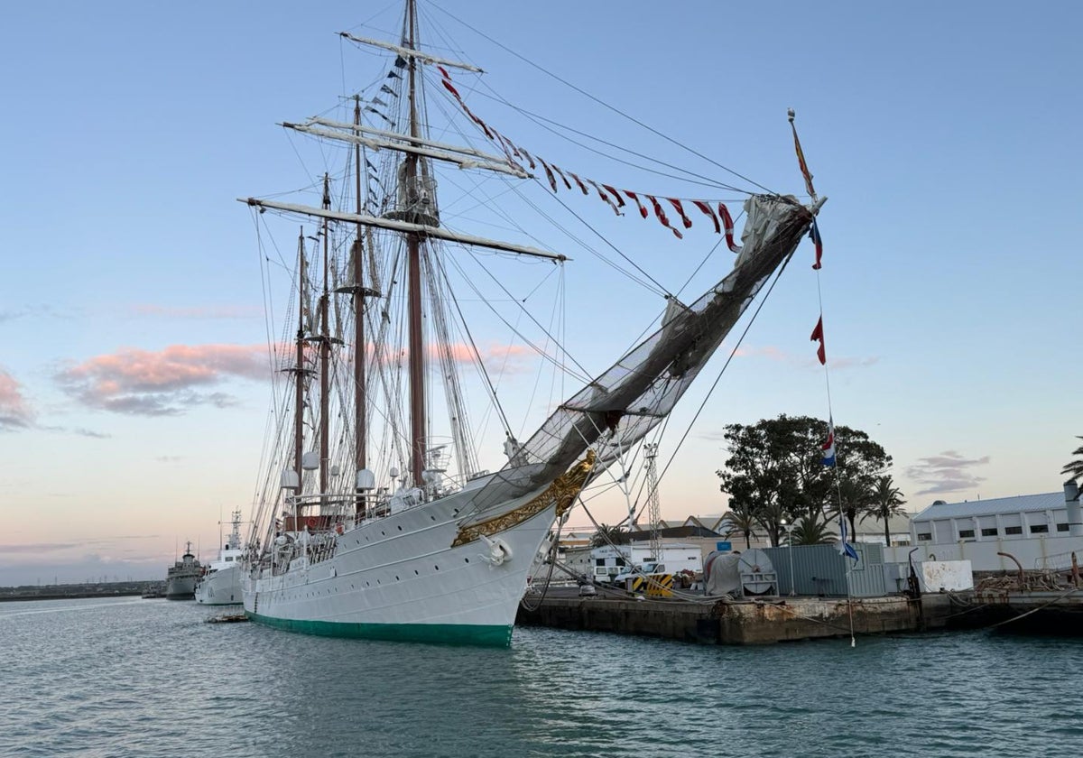 El buque, este lunes por la tarde en el muelle de la Carraca en San Fernando.