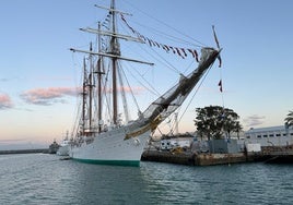 Últimos retoques al 'Juan Sebastián de Elcano' antes de otro embarque que hará historia en Cádiz