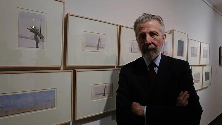 El pintor gaditano Hernán Cortés en una exposición sobre su obra en la Fundación Unicaja de Cádiz