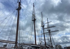 El Juan Sebastián Elcano ya está en el muelle de Cádiz a la espera del embarque de la Princesa Leonor y los guardiamarinas