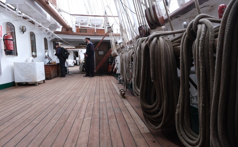 Imagen principal - Interior del Juan Sebastián de Elcano. 