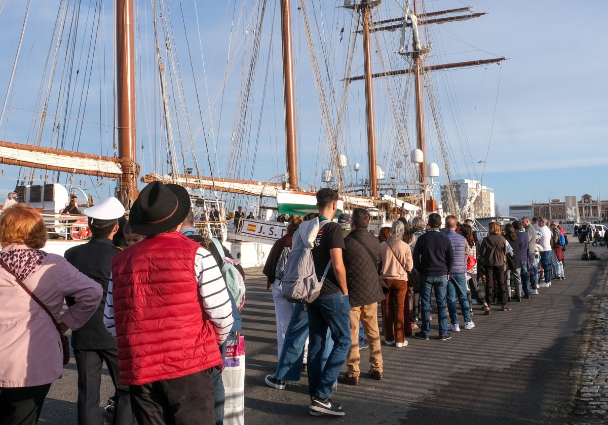 Fotos: Largas colas para poder recorrer Elcano en Cádiz, la casa de la Princesa Leonor los próximos meses