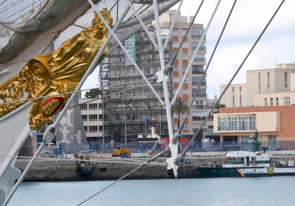 Una patrullera del Servicio Marítimo de la Guardia Civil de Cádiz, en el muelle gaditano, cerca del Juan Sebastián de Elcano.