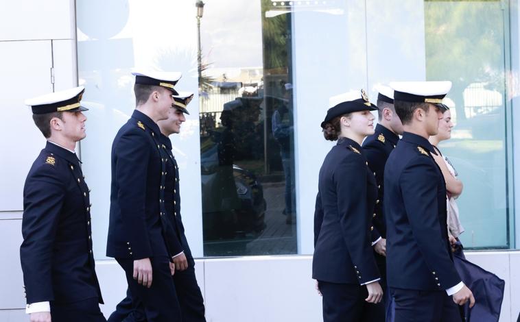 Imagen principal - La Princesa de Asturias ha paseado con sus compañeros por los aledaños del muelle de Cádiz y la plaza de San Juan de Dios