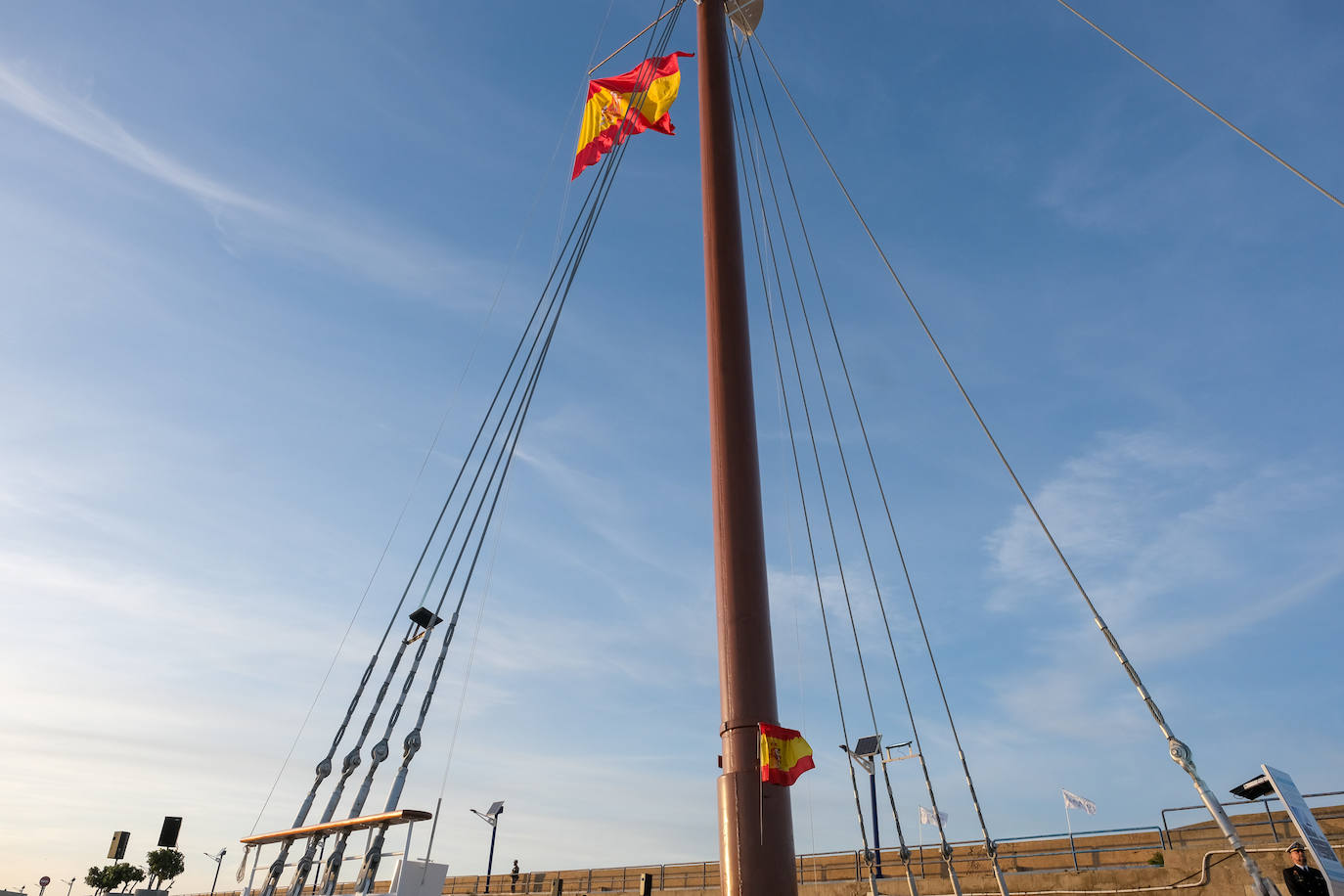 FOTOS: El antiguo palo mesana del &#039;Juan Sebastián de Elcano&#039; ya luce en la Punta San Felipe en Cádiz