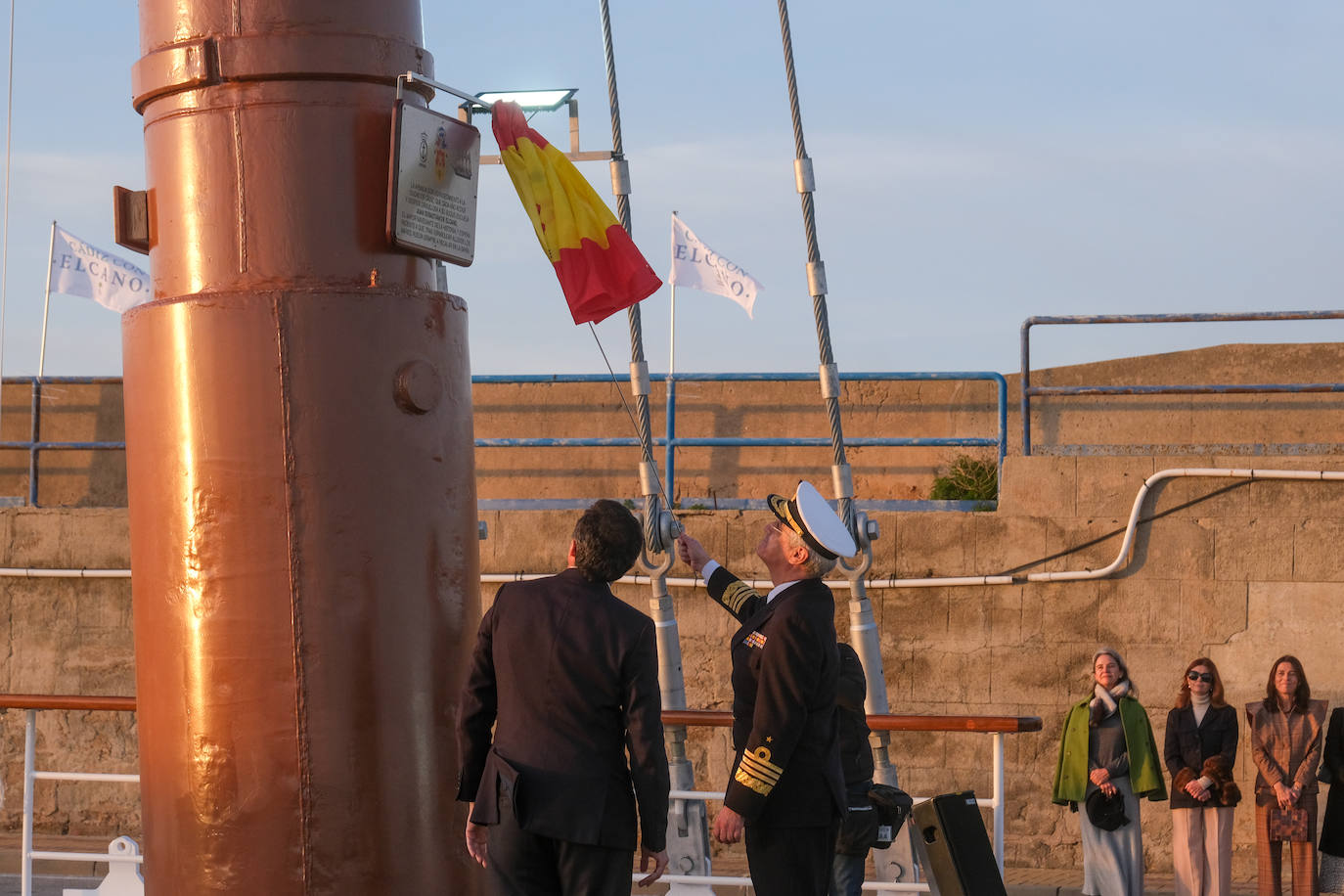 FOTOS: El antiguo palo mesana del &#039;Juan Sebastián de Elcano&#039; ya luce en la Punta San Felipe en Cádiz