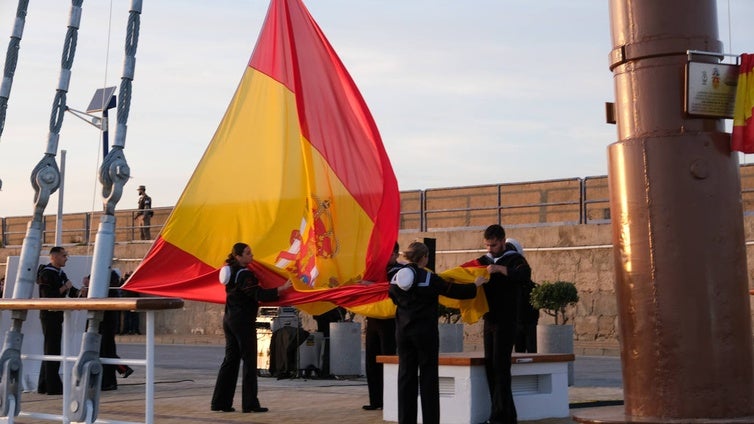 FOTOS: El antiguo palo mesana del 'Juan Sebastián de Elcano' ya luce en la Punta San Felipe en Cádiz