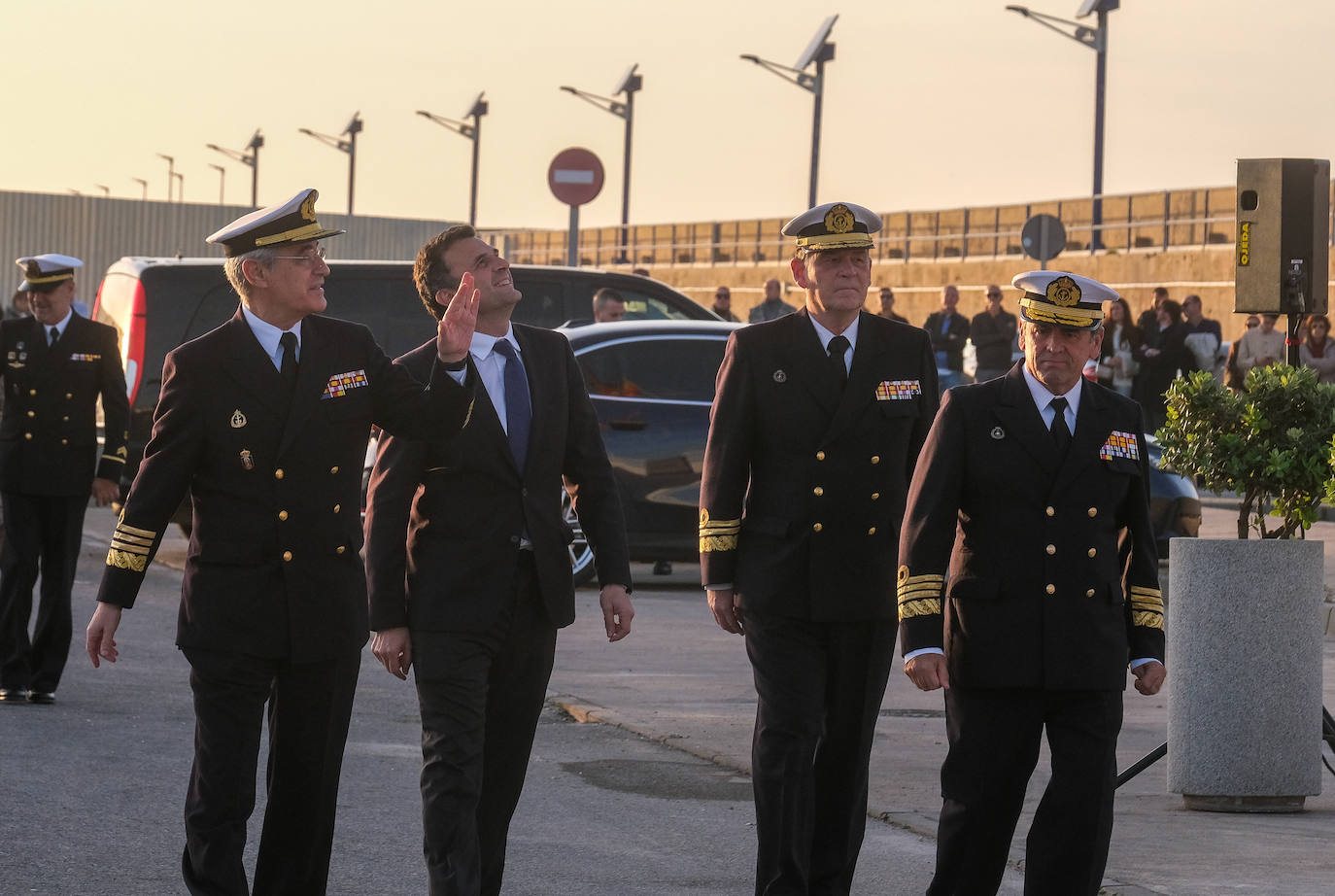 FOTOS: El antiguo palo mesana del &#039;Juan Sebastián de Elcano&#039; ya luce en la Punta San Felipe en Cádiz